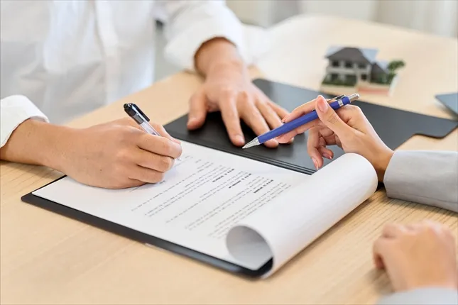 悩む施設管理者のイラスト